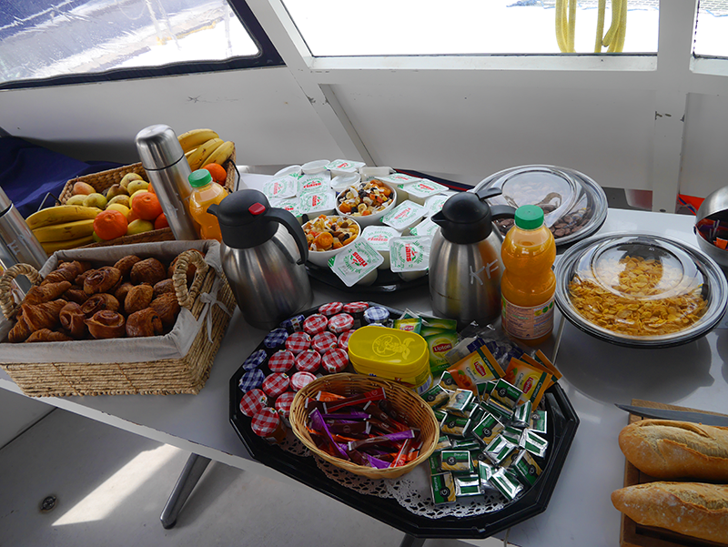 petit-dejeuner en mer